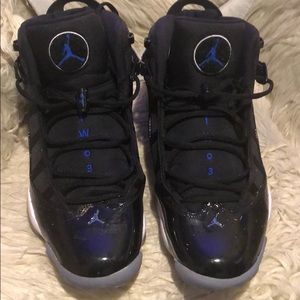Men’s 13 Air Jordan lightly worn basketball shoes